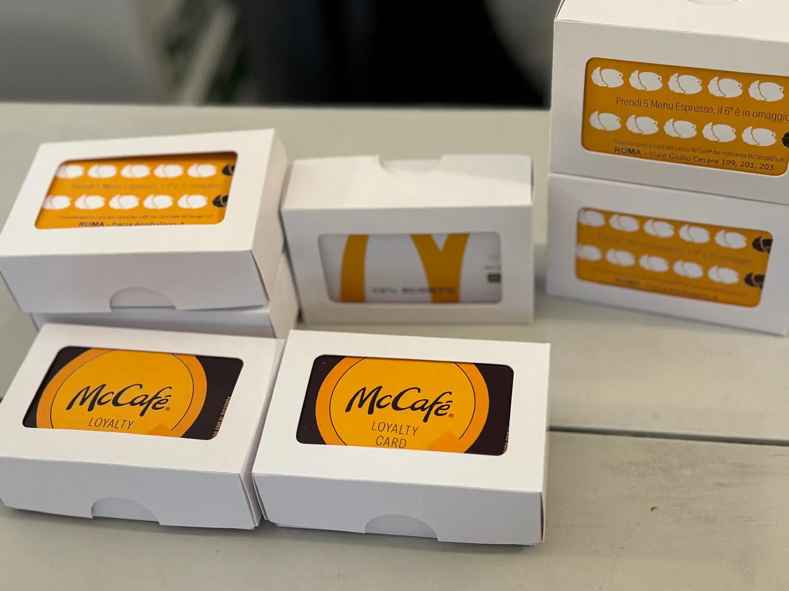 Card fedeltà in formato tessera stampate da GUUG per McCafé su carta plastificata