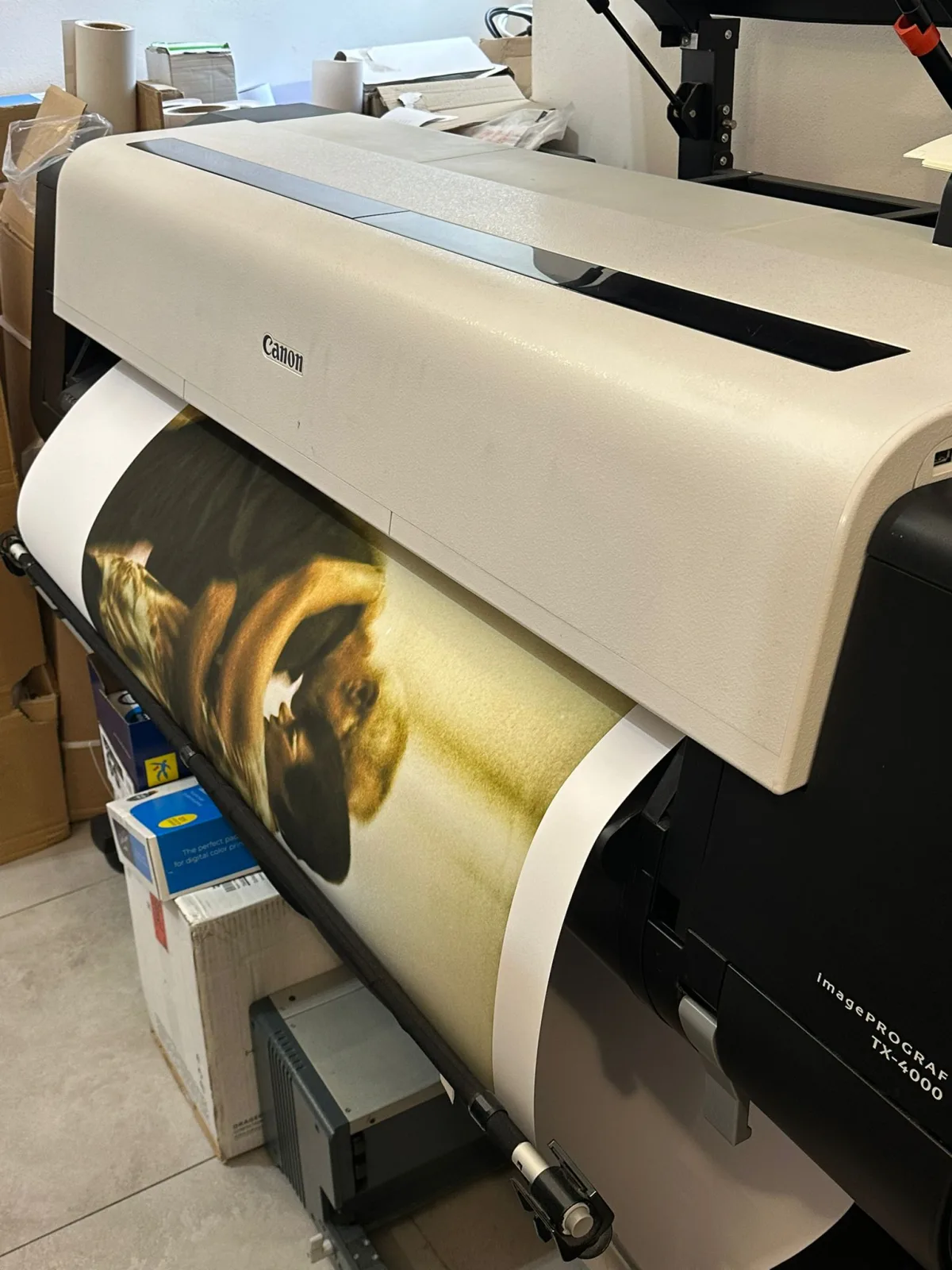 Plotter Canon imagePROGRAF TX-4000 mentre stampa una riproduzione fine art nel laboratorio GUUG di Roma Prati
