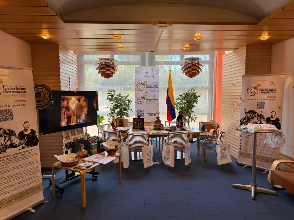 Allestimento completo per conferenza internazionale FAO stampato da GUUG: roll-up, brochure, shopper e leaflet