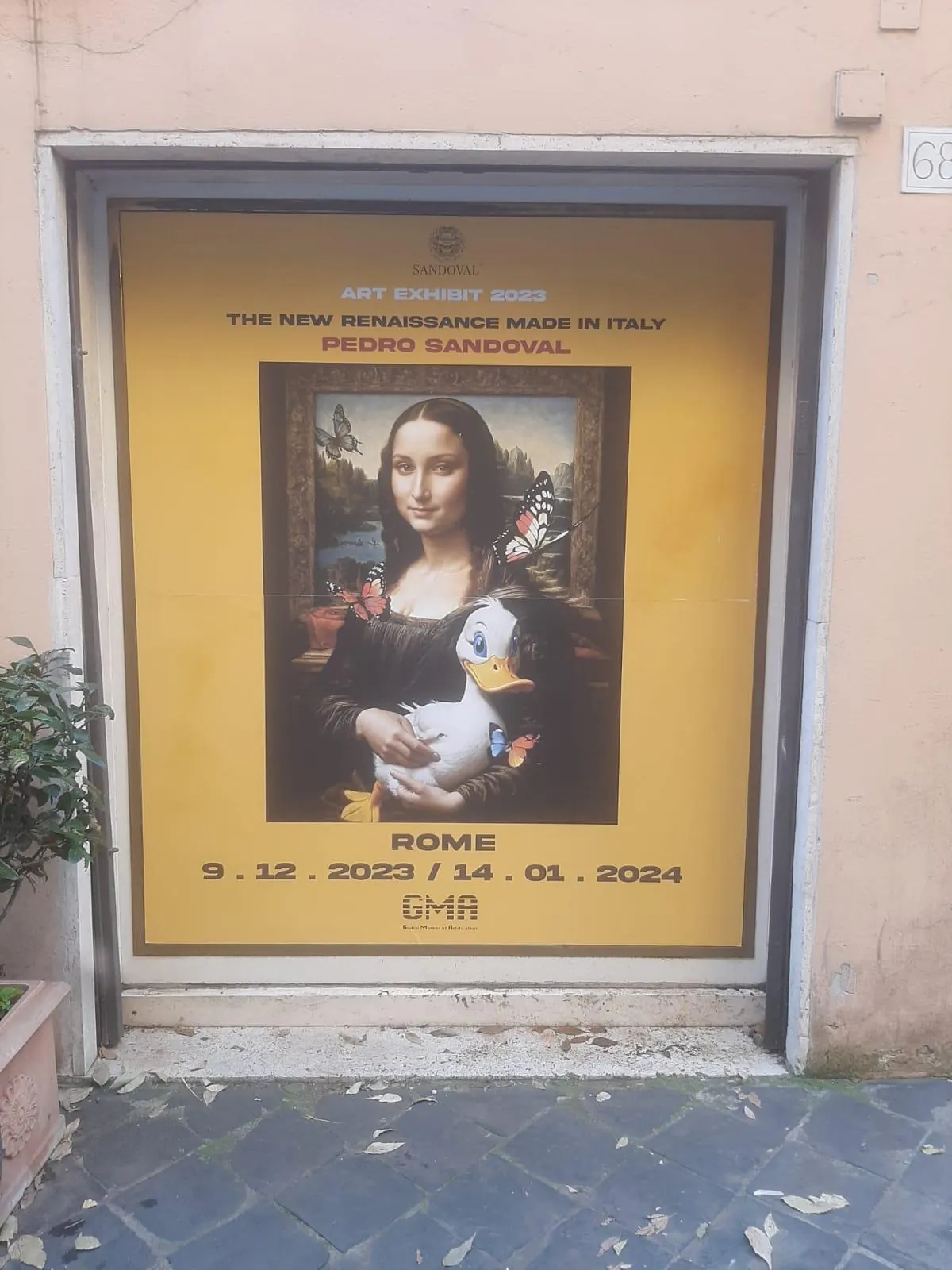 Vetrofania in vinile adesivo stampata e installata da GUUG nel centro storico di Roma per la mostra Pedro Sandoval